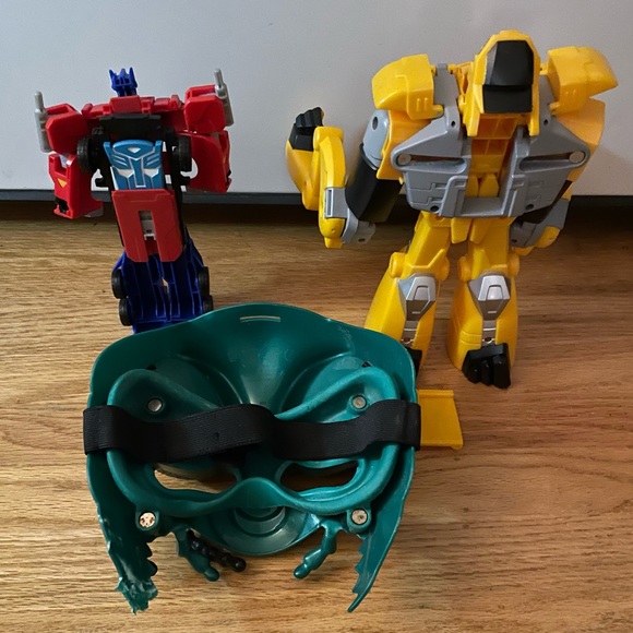 GUC Transformers: Optimus Prime + Bumblebee + Mask - Picture 2 of 2